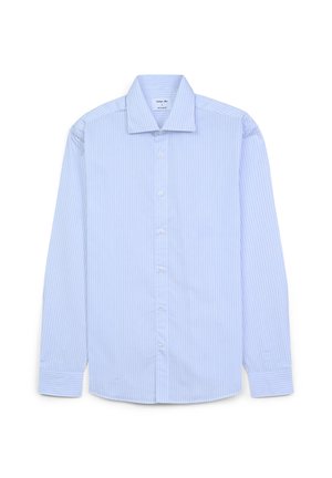 Helles blaues Herrenhemd mit dünnen vertikalen weißen Streifen, langen Ärmeln, Knopfverschluss vorne und spitzem Kragen, flach auf weißem Hintergrund ausgelegt.