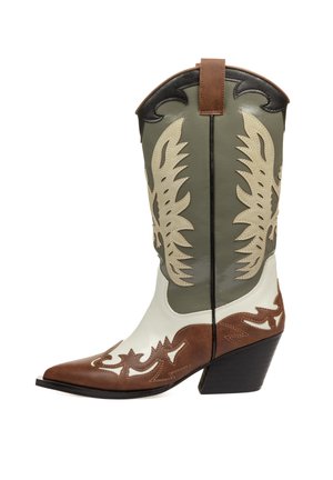 Bota de cowboy con un cañón metálico verde oliva, parte superior blanca con acentos marrones y punta afilada; decorada con patrones de hojas bordadas.