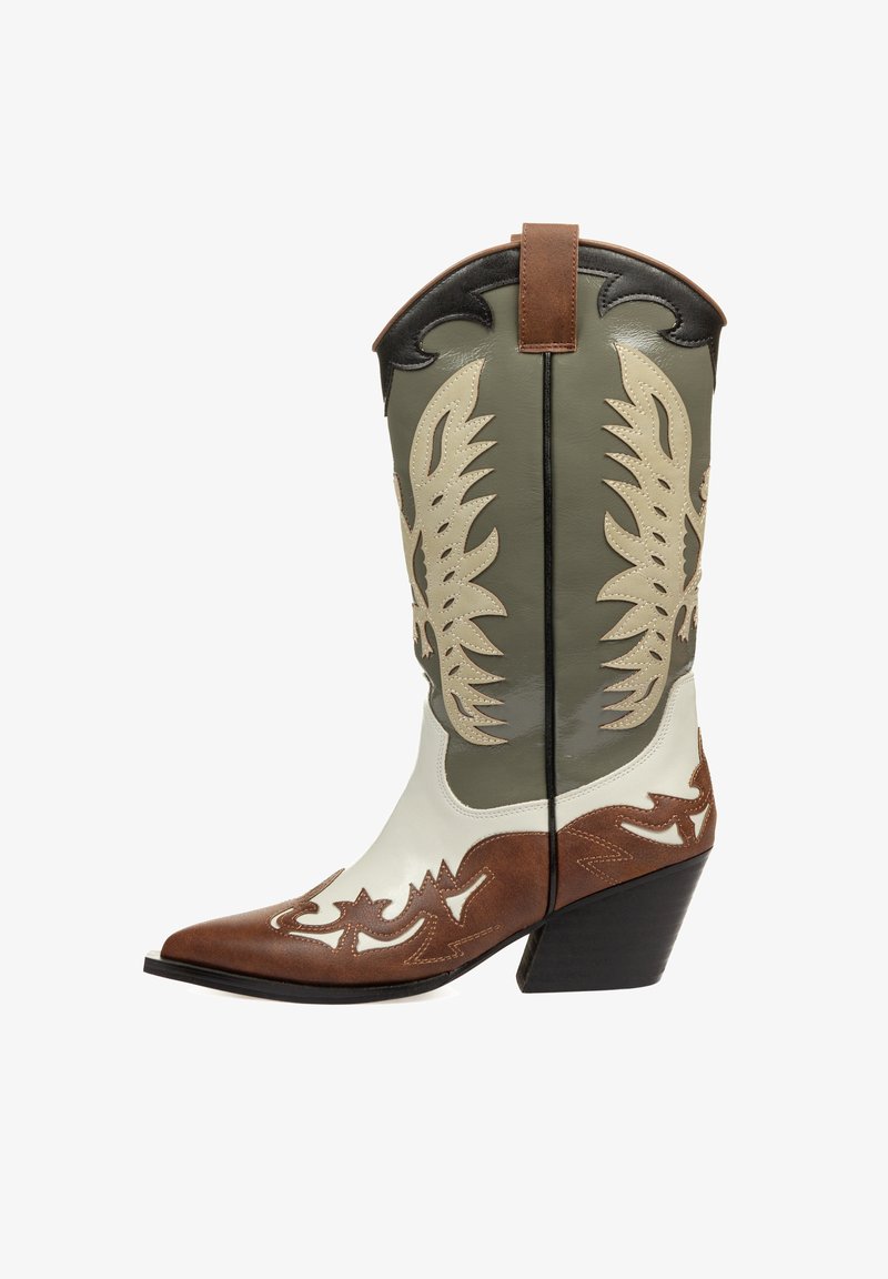 Bota de cowboy con un cañón metálico verde oliva, parte superior blanca con acentos marrones y punta afilada; decorada con patrones de hojas bordadas.