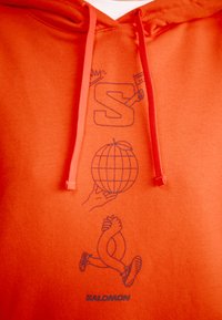 Salomon WORTHY TEE UNISEX - Trükipildiga T-särk - cherry tomato