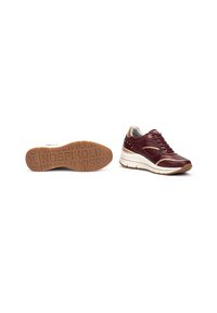 Baskets en cuir bordeaux avec une semelle en caoutchouc crème, présentant un design à lacets, des accents métalliques et une semelle extérieure texturée avec un logo.