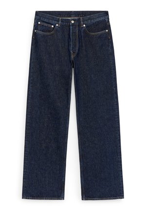 Jeans di denim blu scuro a gamba dritta con chiusura a bottone, tasche frontali e posteriori, e dettagli di cuciture visibili.