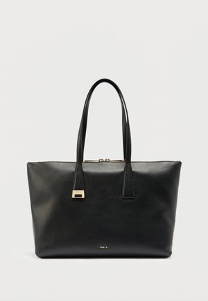 Bolso tote de cuero negro texturizado con dos asas largas, cremallera dorada y pequeña placa con logo dorado en la parte inferior central.