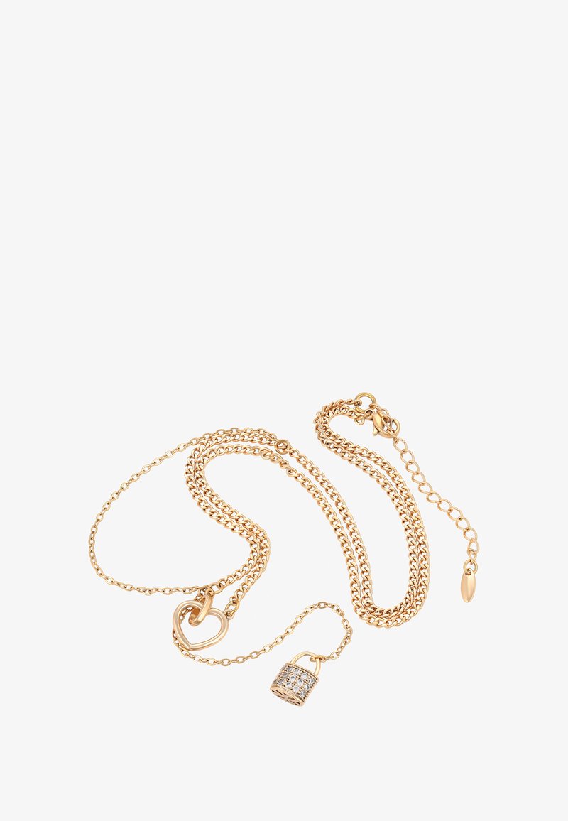 Zlatý náhrdelník se vzájemně propojenými řetězy, srdcovým tvarem a přívěskem ve tvaru zámku, zdobeným čirými krystaly pro zvýraznění detailů.