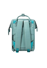 Teal-reppu, jossa on pehmustetut hihnat ja yläkahva; siinä on vetoketjuja, sivutaskuja ja teksturoitua kangasta; suorakulmainen muotoilu, jossa on kontrastivärejä.