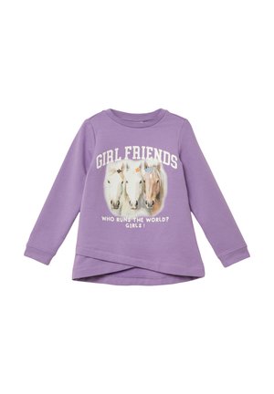 Paarse lange mouw shirt met drie paarden en de tekst "VRIENDINNEN" en "WIE BESTUURT DE WERELD? MEISJES!" op de voorkant.
