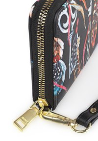 Cartera negra con cremallera y herrajes dorados. Presenta patrones de plumas coloridas sobre un material texturizado. Incluye una correa de muñeca desmontable.