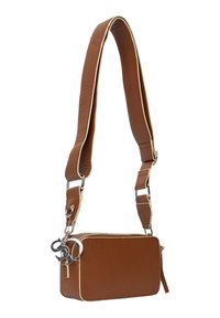 Sac en cuir marron à bandoulière, de forme rectangulaire, avec une garniture claire contrastante et une bandoulière amovible. Comprend une fermeture éclair et un détail porte-clés.