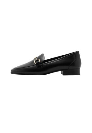 Mocassino in pelle nera con punta appuntita, tacco a blocco piccolo e dettaglio in metallo dorato sulla parte anteriore. Tessuto liscio e design minimalista.