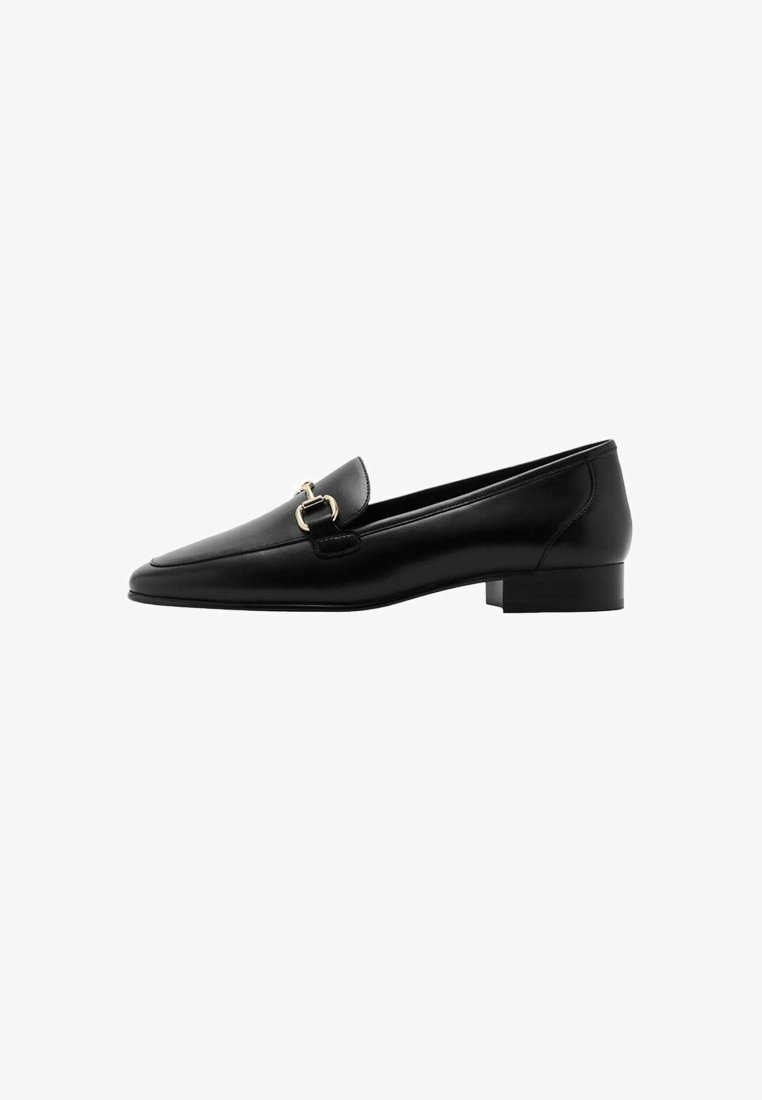 Črne usnjene loafers čevlje s konico, majhnim blokastim peto in zlatim detajlom na sprednji strani. Gladka tekstura in minimalistična zasnova.