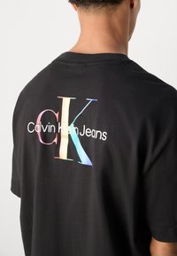 Calvin Klein Jeans MONOLOGO GRAPHIC OVERSIZED TEE - Print T-shirt - black