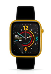 Montre intelligente carrée avec un bracelet en silicone noir. L'écran présente un fond noir avec des aiguilles et des chiffres colorés. Des accents dorés mettent en valeur le cadre.
