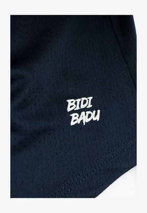 Tela deportiva azul oscuro con pequeños orificios y texto blanco "BIDI BADU" impreso en ella.