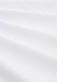 Tela blanca con una textura suave, mostrando suaves pliegues y un sutil brillo. El diseño liso carece de patrones o acentos.