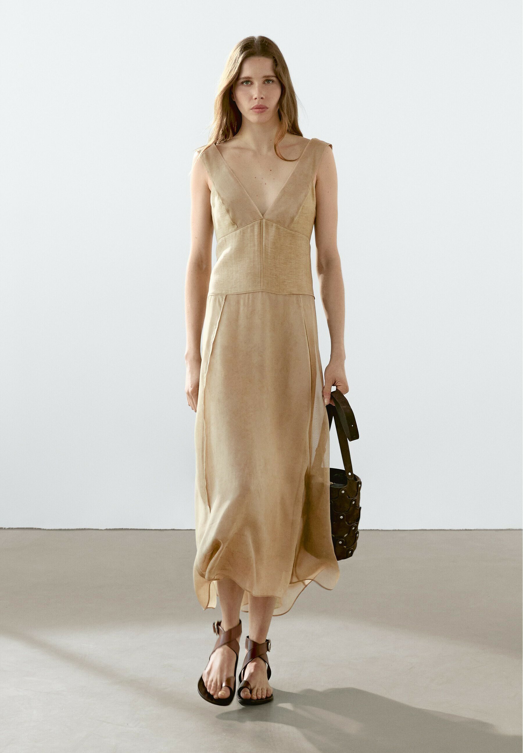 【Massimo Dutti】Long flounce V-neck dress Long flounce V-neck dress · White · Smart / Dresses And