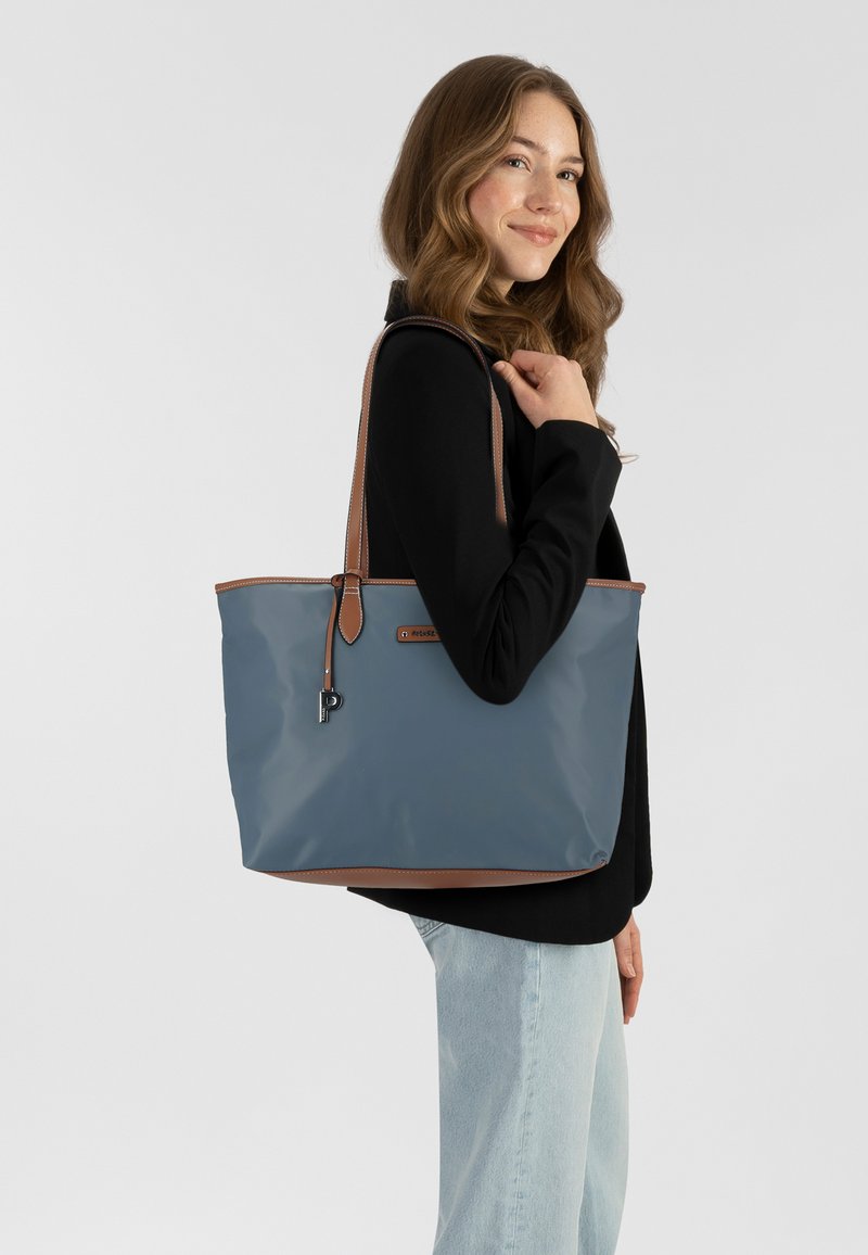 Borsa a tracolla grigia con manici in pelle marrone, texture lucida e dettaglio con zip. Presenta un piccolo portachiavi attaccato alla zip.