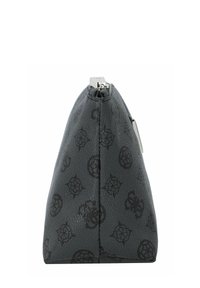 Borsa cosmetica grigia con texture e pattern sottile, forma rettangolare, chiusura in metallo argento e design con fondo svasato.
