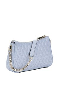 Sac à main matelassé bleu clair avec bandoulière en chaîne argentée, fermeture éclair, et tissu texturé présentant un motif en losanges.