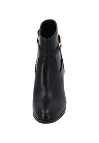 Botín negro de cuero hasta el tobillo con punta redondeada, acento de hebilla lateral y suela de goma texturizada, que presenta un empeine suave y un diseño elegante.
