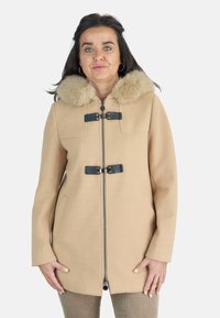 Abrigo beige con cuello de piel sintética, cierre de cremallera y detalles con toggles. Presenta dos bolsillos laterales y un corte entallado.