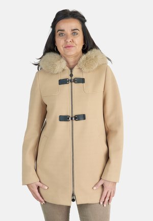 Abrigo beige con cuello de piel sintética, cierre de cremallera y detalles con toggles. Presenta dos bolsillos laterales y un corte entallado.