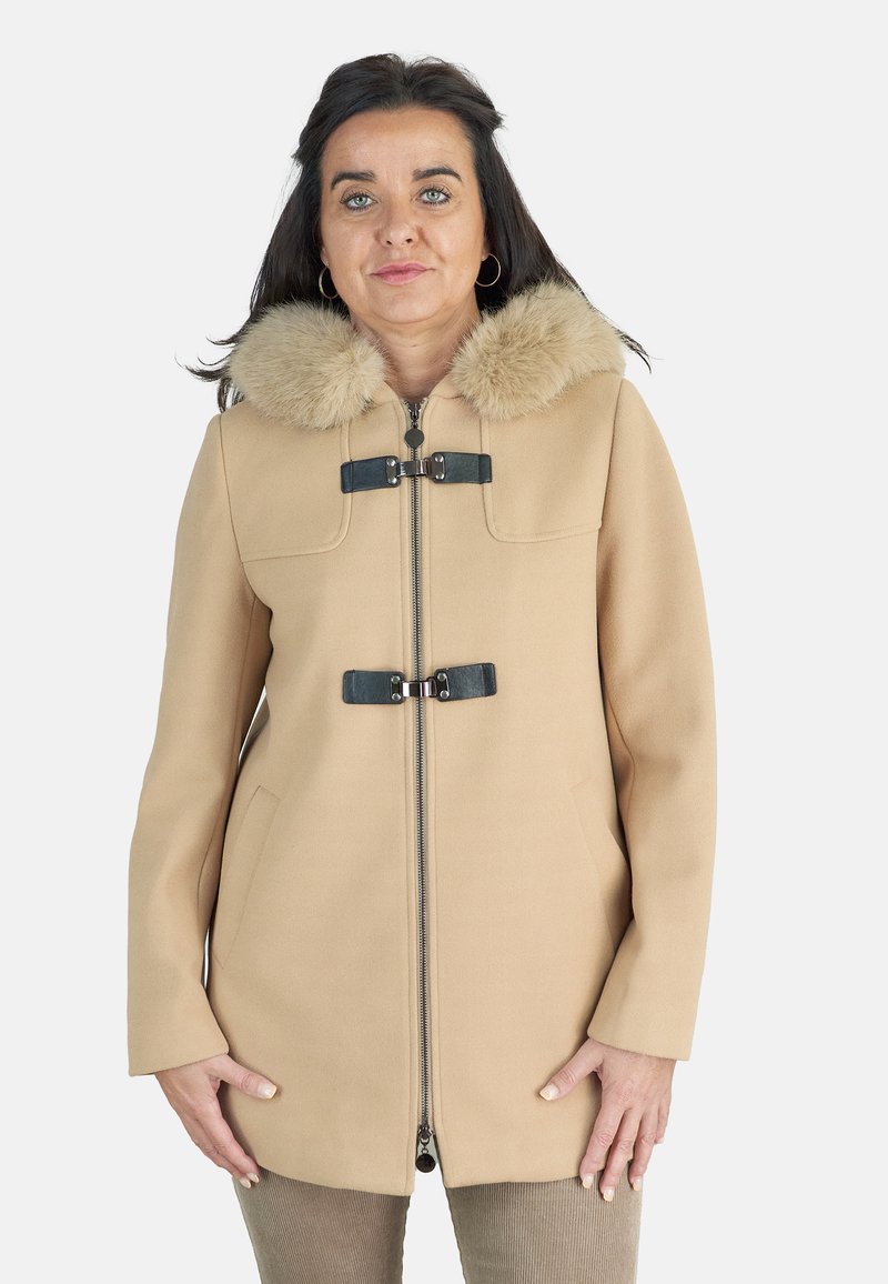 Abrigo beige con cuello de piel sintética, cierre de cremallera y detalles con toggles. Presenta dos bolsillos laterales y un corte entallado.