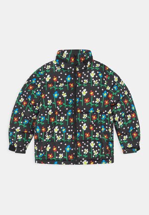 Veste matelassée noire avec motif coloré de fleurs rouges, bleues et blanches ainsi que des points blancs, fermeture éclair à l'avant, col montant et poignets élastiques.
