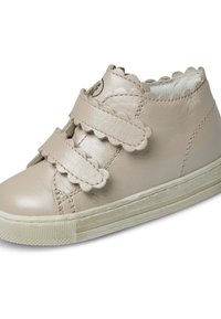 Sneaker alta in pelle beige con bordi ondulati, due strap in velcro e suola in gomma texturizzata. Fodera interna morbida per il comfort.