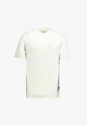 Schlichtes weißes Baumwoll-T-Shirt mit kurzen Ärmeln, Rundhalsausschnitt und kleinem quadratischem Aufnäher auf der linken Brust, auf weißem Hintergrund dargestellt.