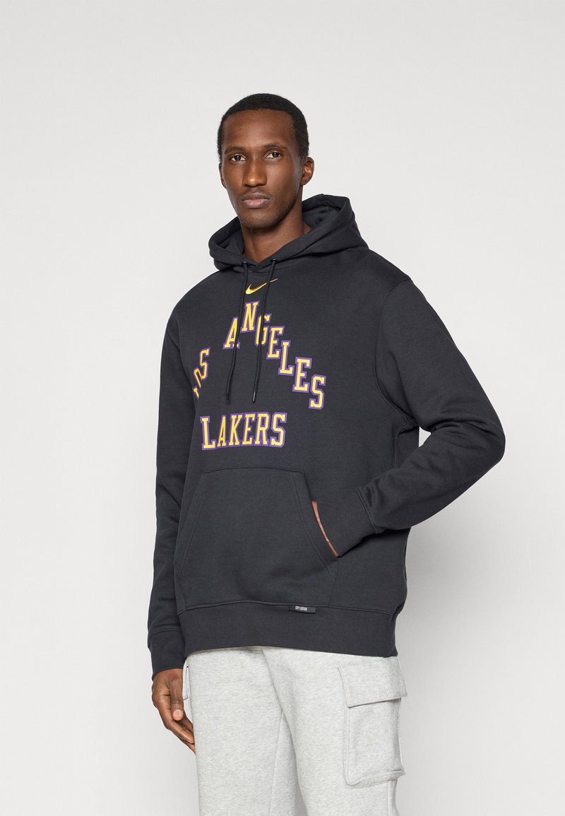 Juodas gobtuvas su „Los Angeles Lakers“ užrašu violetine ir geltona spalvomis. Yra kengūros kišenė ir reguliuojamas raištelis ant gobtuvo.