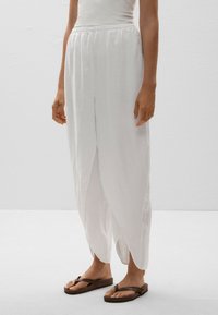 OYSHO - LINEN BARREL WITH ROUNDED SLITS - Trousers - white Thumbnail Image 1