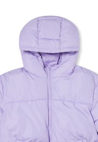 Giacca lilla imbottita con design trapuntato, chiusura con zip e un grande cappuccio dalla texture morbida. Nessun hardware o motivo visibile.