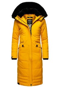 Geel gewatteerde lange jas met een zwart nepbont capuchon. Voorzien van een ritssluiting, twee voorzakken en ribgebreide manchetten voor extra warmte.