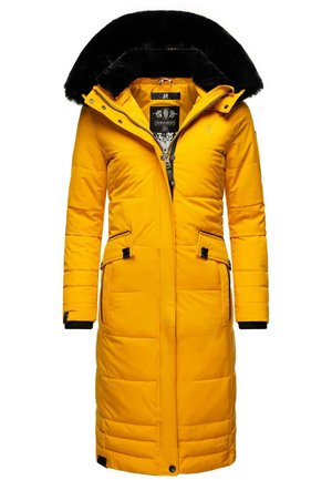 Geel gewatteerde lange jas met een zwart nepbont capuchon. Voorzien van een ritssluiting, twee voorzakken en ribgebreide manchetten voor extra warmte.