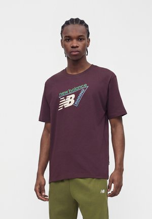 New Balance, UNISEX - Trükipildiga T-särk - cherry leather