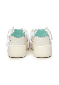 Zapatillas de diseño bajo, con un cuerpo de cuero blanco, una tapa de talón de ante verde y una suela de goma texturizada color crema. Cintas blancas incluidas.