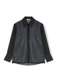 Sort bluse med et diamanter mønster i lyseblå. Har en ensfarvet sort krave og ærmer. Tekstureret stof med en knappelukning foran.