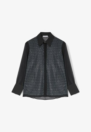 Czarna bluzka z diamentowym wzorem w jasnoniebieskim kolorze. Posiada gładki czarny kołnierz i rękawy. Teksturowany materiał z zapięciem na guziki.