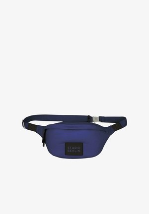 Niebieska torba biodrowa wykonana z trwałego materiału, z czarną łatką z logo, regulowanym paskiem i zapinaną na zamek kieszenią dla bezpiecznego przechowywania.