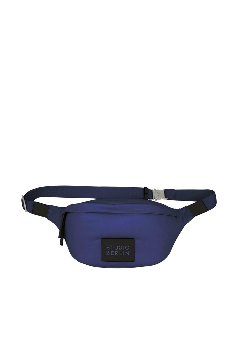Plavi bum bag izrađen od izdržljive tkanine, s crnom logotip patch-om, podesivim remenom i džepom sa zatvaračem za sigurnu pohranu.