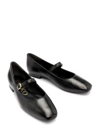 Scarpe Mary Jane nere in pelle con punta quadrata, cinturino sottile e dettagli con fibbia. Texture liscia, tacco basso e branding discreto all'interno.