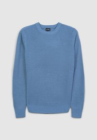 Niebieski sweter robiony na drutach z długimi rękawami, okrągłym dekoltem oraz ściągaczami przy mankietach i dolnym brzegu. Wyróżnia się teksturowanym ściegiem w całej konstrukcji.