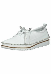 Scarpe di pelle bianca con punta rotonda, dettagli cuciti e suola piatta in gomma. Presentano accenti metallici sulle stringhe e un bordo testurizzato.