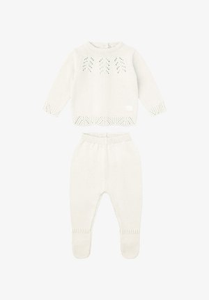 Conjunto para bebé de suéter tejido color crema y pantalones con pies, con detalles de encaje con patrón de hojas en los puños y el dobladillo.