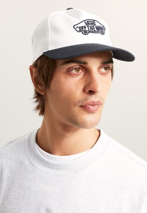 Casquette blanche avec visière marine et logo brodé "VANS Off The Wall". Tissu doux, design structuré, avec une forme à six panneaux et un réglage à l'arrière.