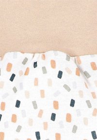 Katoenmengsel kledingstuk met een lichtbeige bovenkant, gerimpelde zoom en een gestreepte witte onderkant met verspreide rechthoeken in pastelkleuren en donkerblauw.