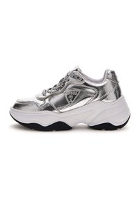 Zilverkleurige metallic sneakers met een chunky witte zool, voorzien van een textuur bovenwerk, vetersluiting en een logo op de zijkant.