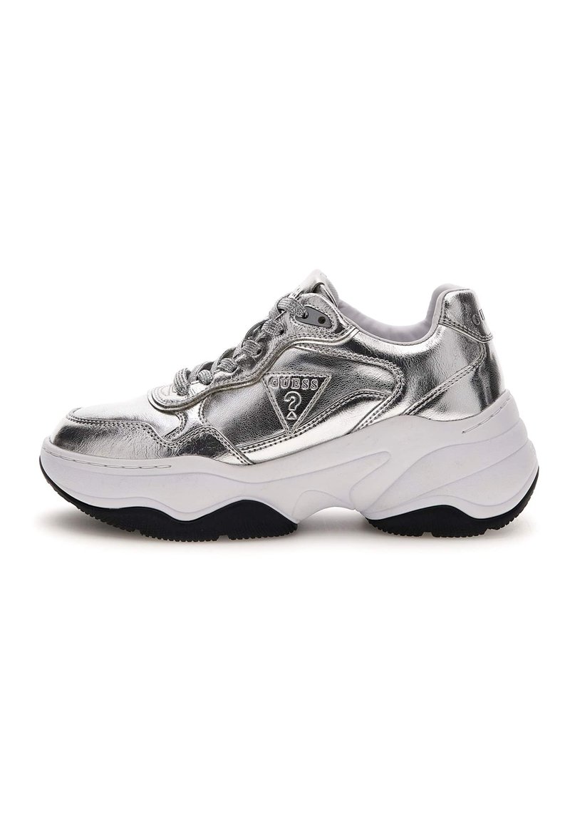 Zilverkleurige metallic sneakers met een chunky witte zool, voorzien van een textuur bovenwerk, vetersluiting en een logo op de zijkant.