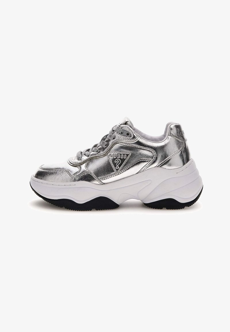 Sølvmetallic sneakers med en chunky hvid sål, der har en struktureret overdel, snørebåndslukning og et logo på siden.