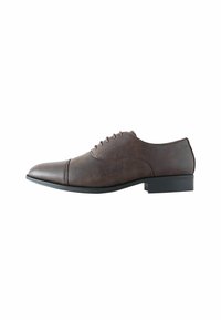 Chaussure habillée en cuir marron avec un bout pointu, texture lisse et six œillets pour les lacets. Dotée d'un talon en caoutchouc noir bas.
